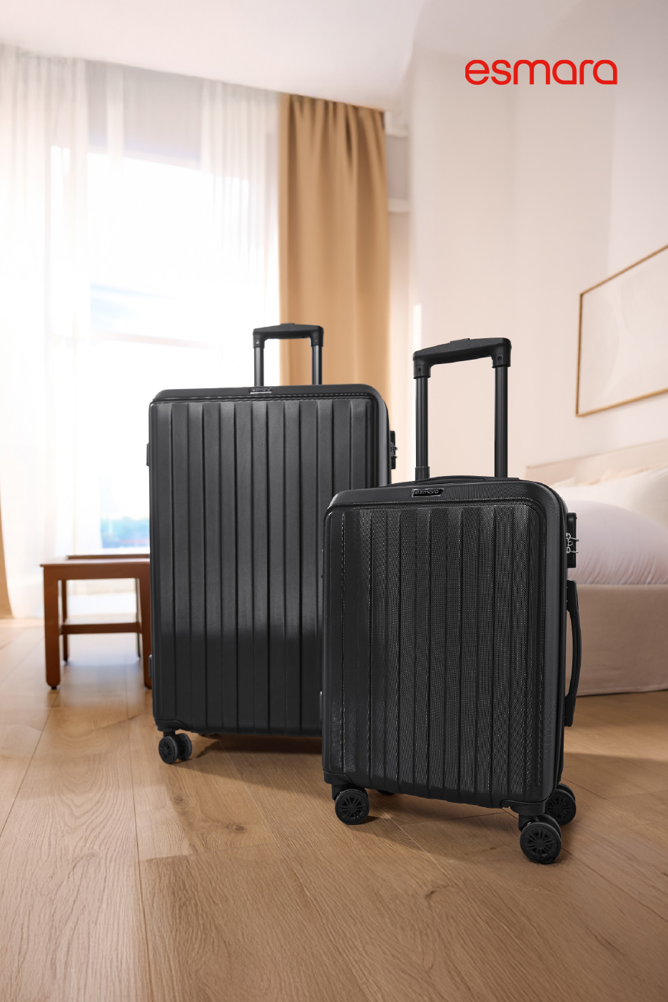 Deux valises noires à roulettes dans une chambre lumineuse.