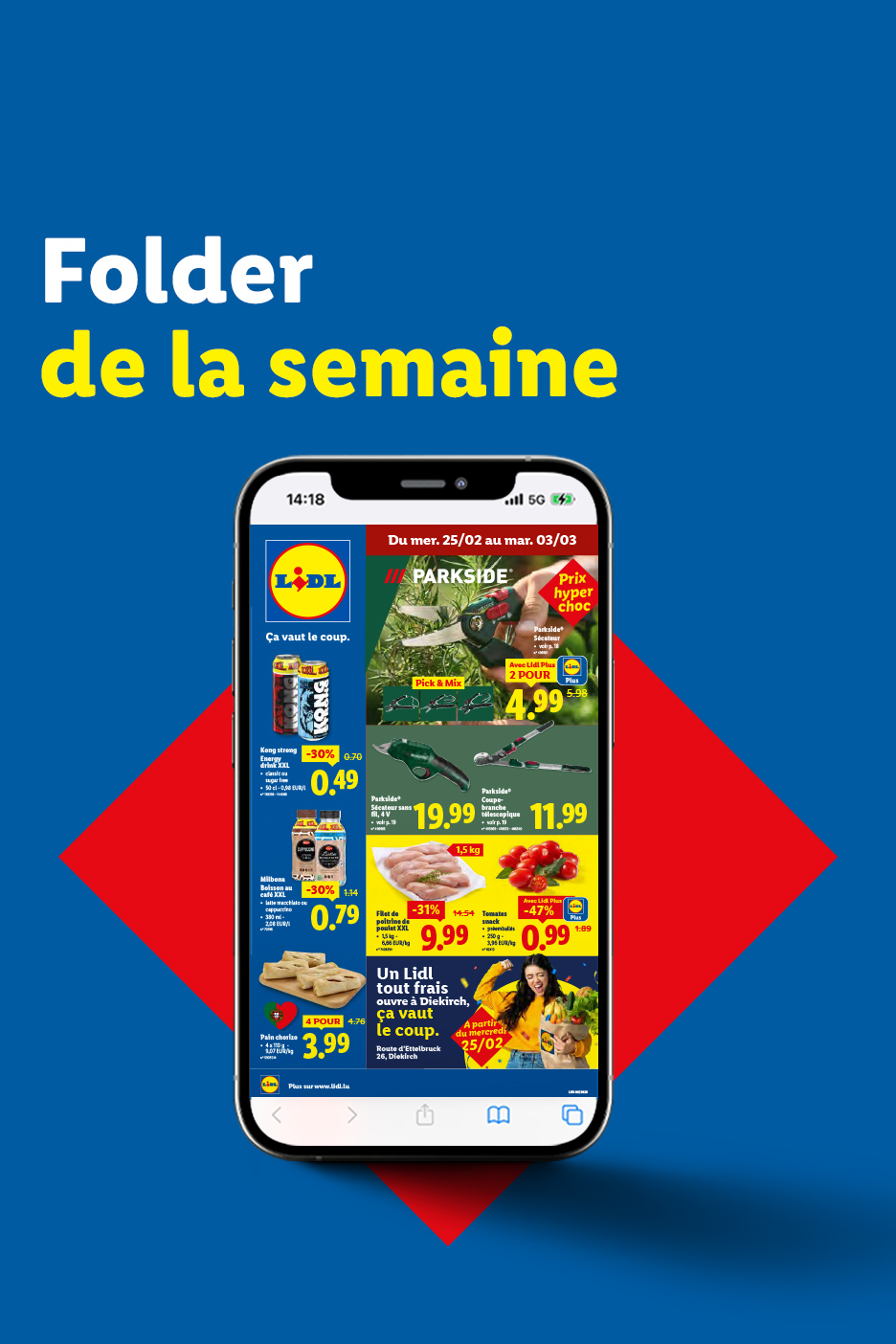 Un smartphone affichant un dépliant de supermarché avec des offres sur des outils de jardinage, des boissons énergisantes, des produits laitiers, du poulet et des tomates.