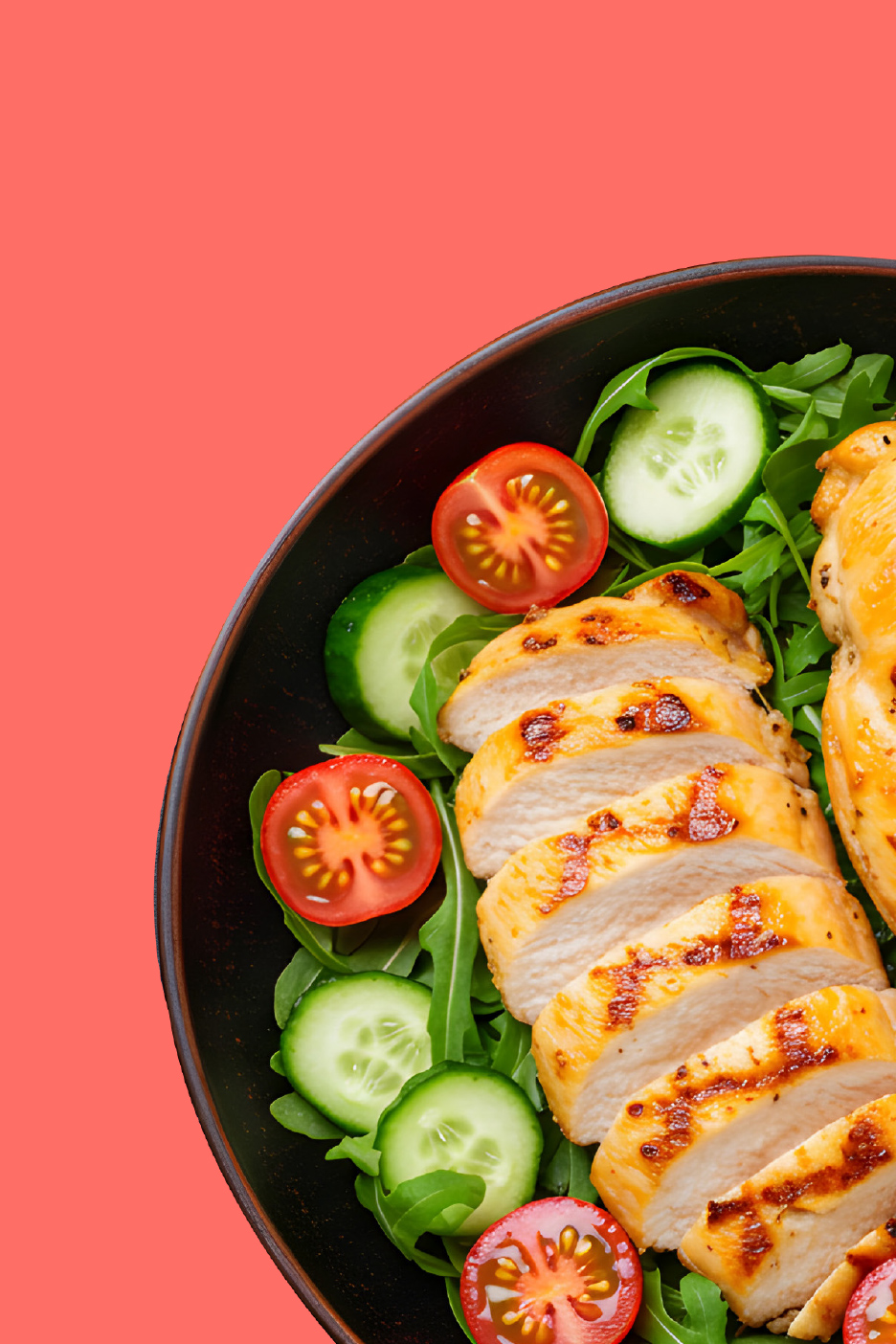 Salade de poulet grillé avec roquette, tomates cerises et concombres dans un bol noir.