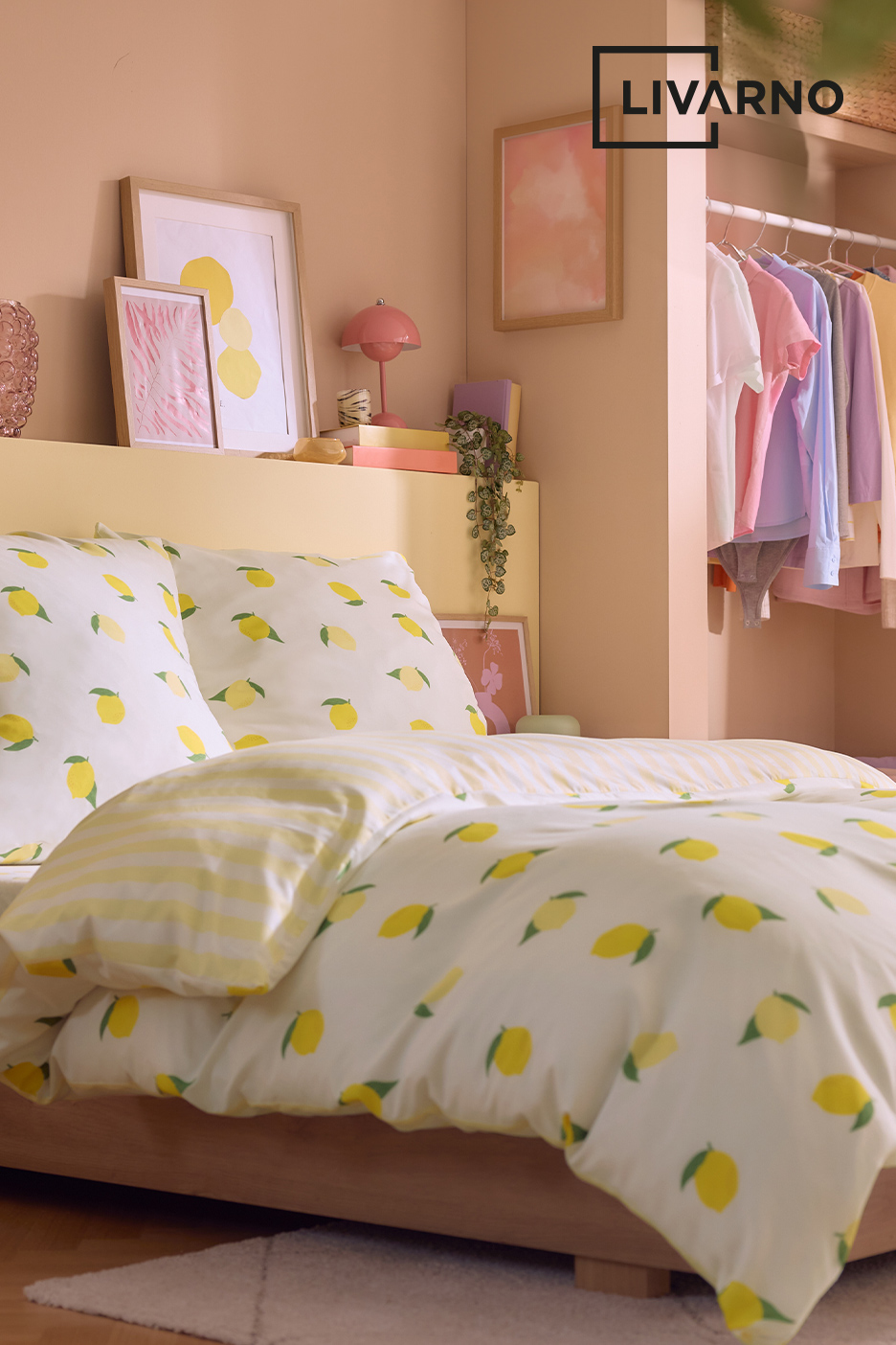 Parure de lit à motif citron et rayures jaunes dans une chambre aux tons pastel.