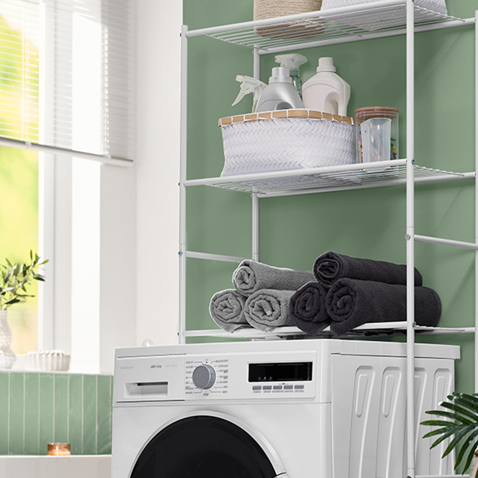 Étagère de rangement blanche au-dessus d'une machine à laver avec des serviettes et des produits de lessive.