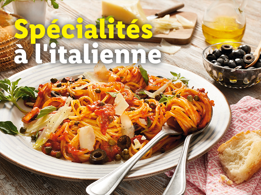 Un plat de spaghettis à la sauce tomate, olives et câpres, avec du parmesan et du pain.
