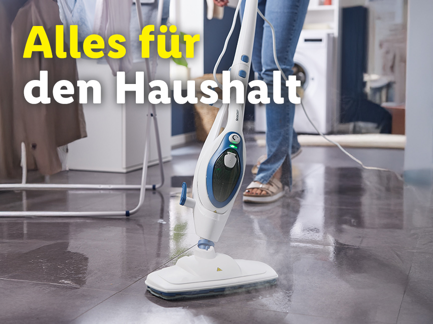 Ein Kärcher Dampfreiniger reinigt einen Fliesenboden.