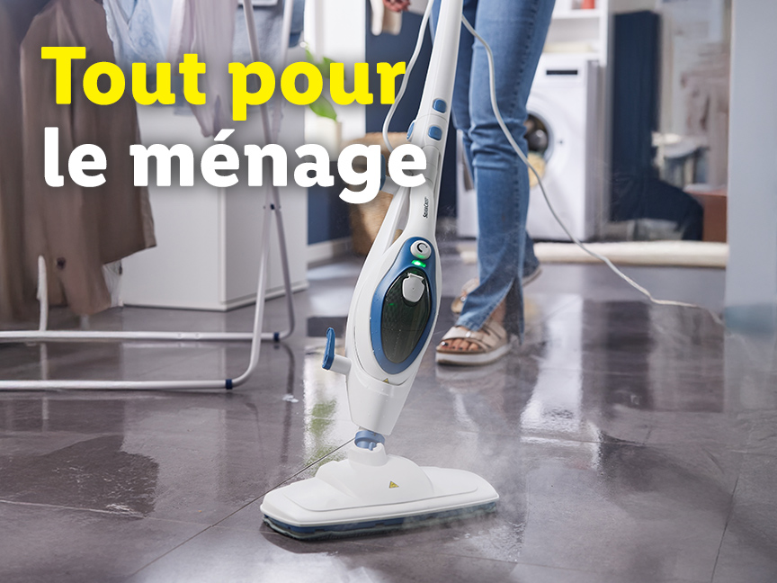 Un nettoyeur vapeur Karcher est utilisé pour nettoyer un sol en carrelage.