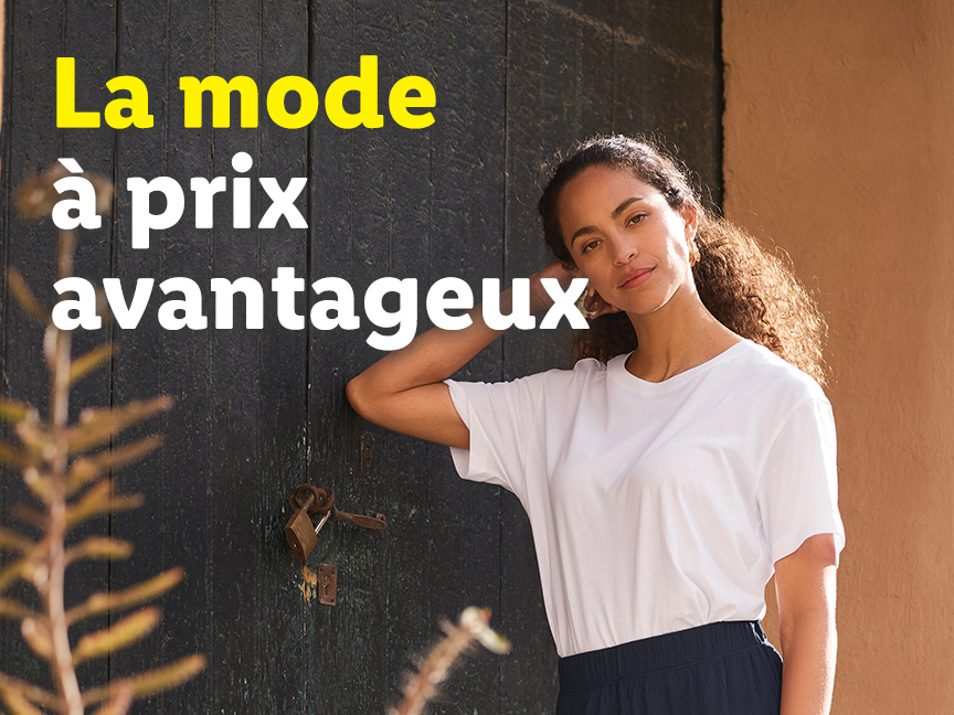 Femme en t-shirt blanc posant devant un mur, texte : 'La mode à prix avantageux'