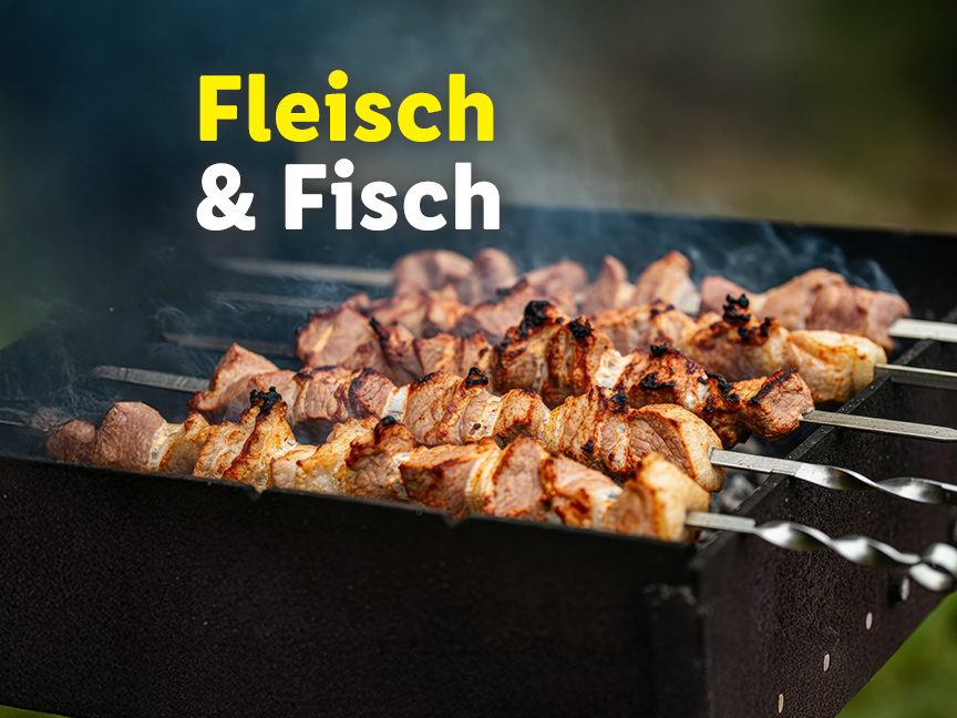 Gegrillte Fleisch- und Fischspieße auf dem Grill.