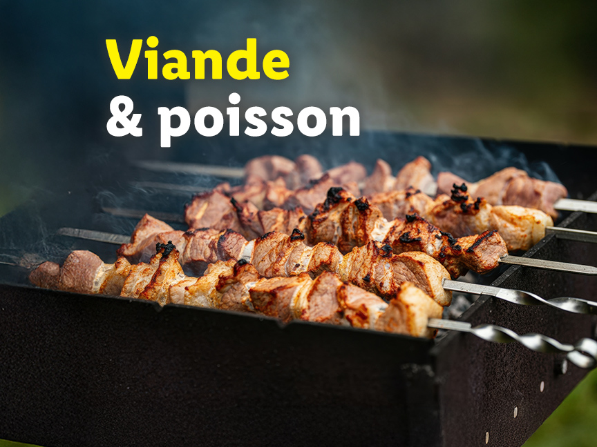 Brochettes de viande et de poisson grillées sur un barbecue.