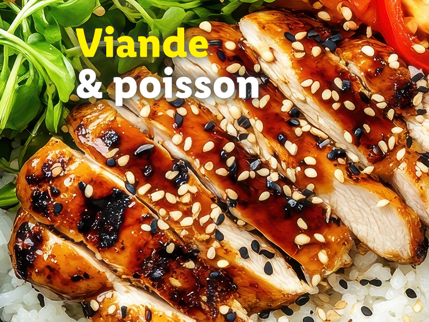 Teriyaki de poulet et poisson sur un lit de riz.