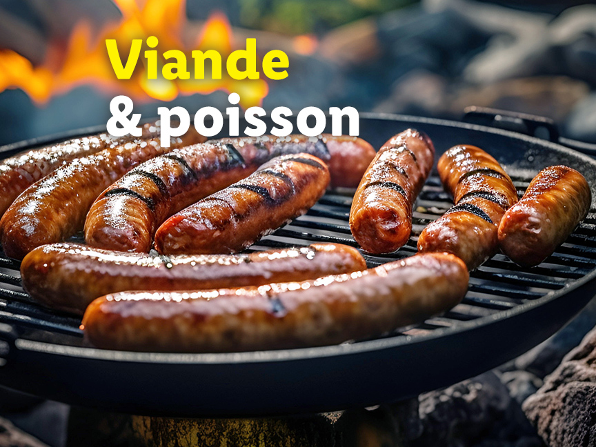 Saucisses et poisson grillés sur le barbecue.