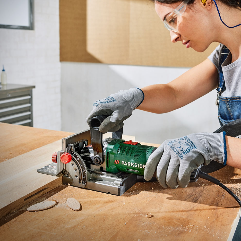 Une femme utilise une machine à bois Parkside.
