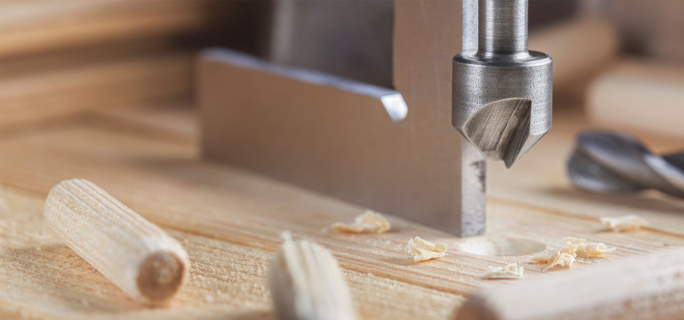 Chevilles en bois, foret et bois en construction.