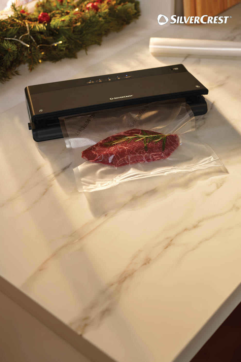 Machine de mise sous vide scellant un morceau de viande sur un plan de travail.