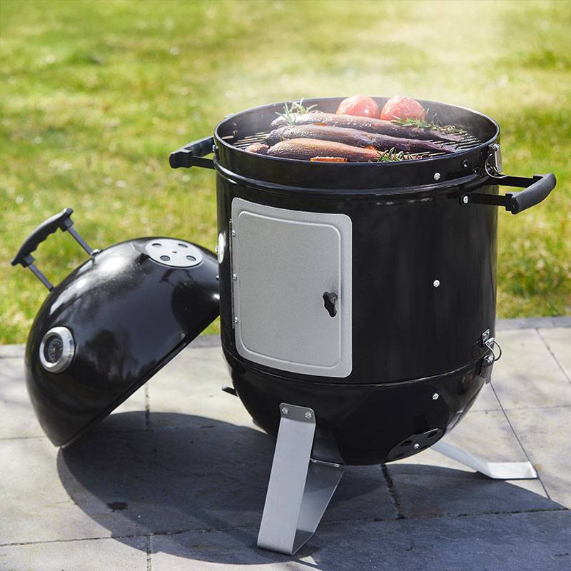 Barbecue fumoir noir avec couvercle.