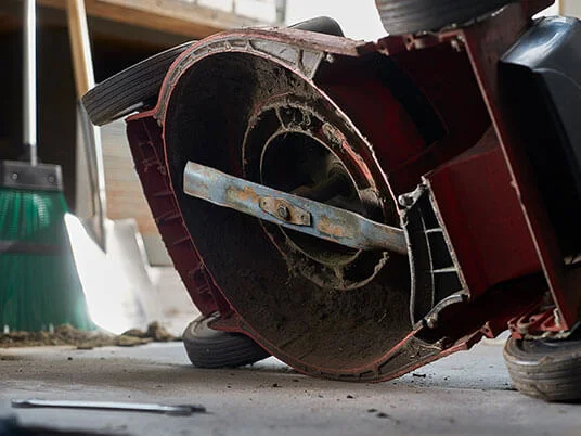 Tondeuse sale à l'envers, lame visible