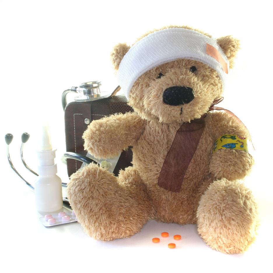 Ours en peluche blessé avec bandage, trousse de premiers secours, stéthoscope et médicaments.