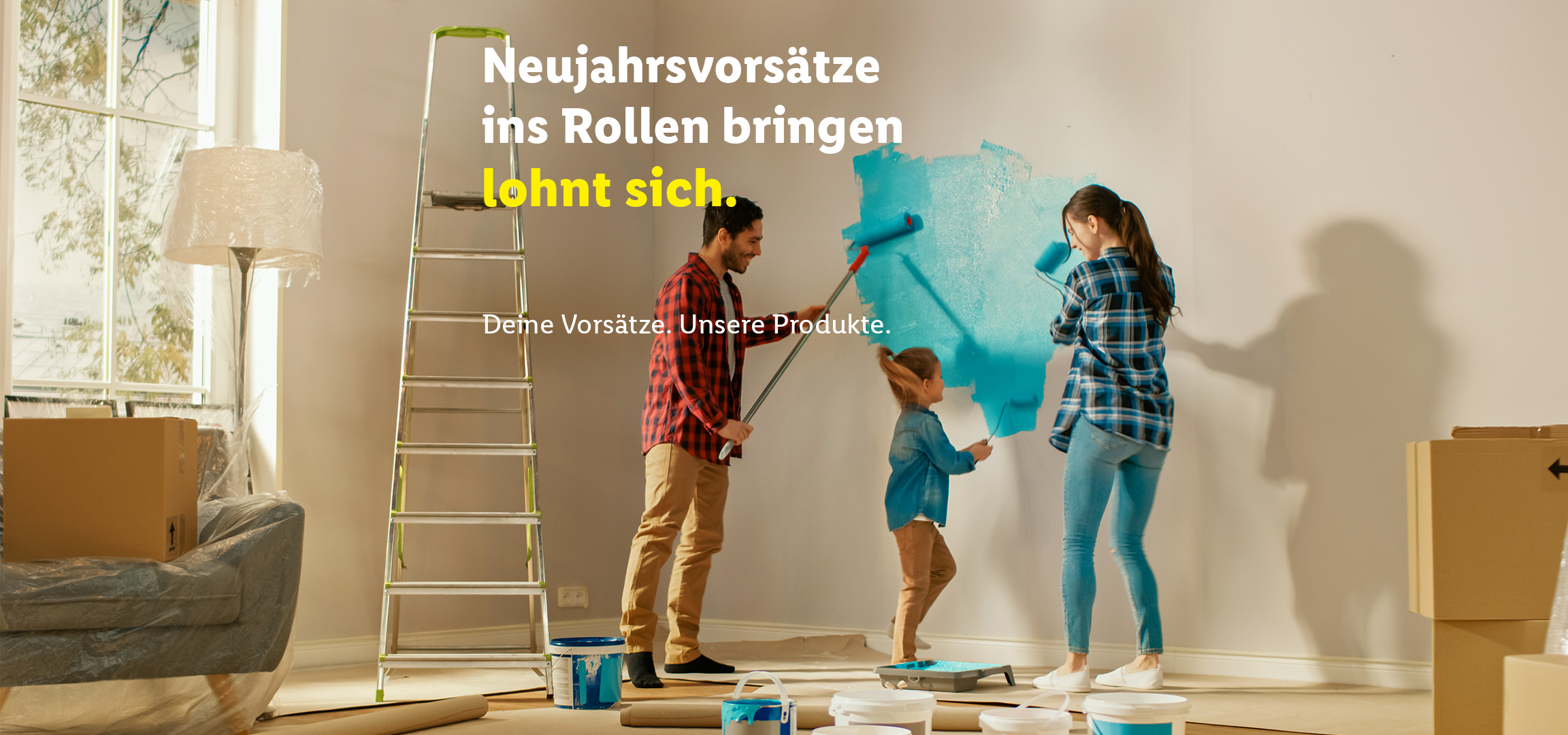 Famille peignant un mur turquoise, avec le texte : «Les résolutions du Nouvel An en valent la peine»