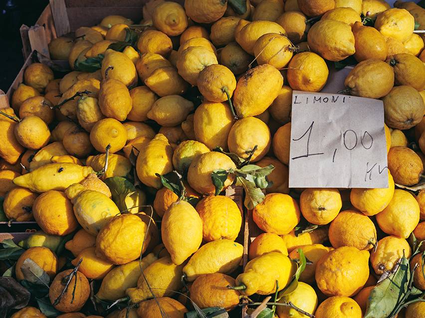 Citrons frais à vendre sur un marché, avec une étiquette de prix de 1,00.
