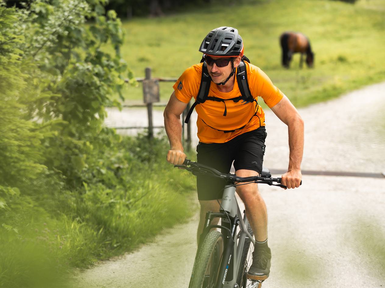 VTT électrique et équipement cycliste en extérieur.