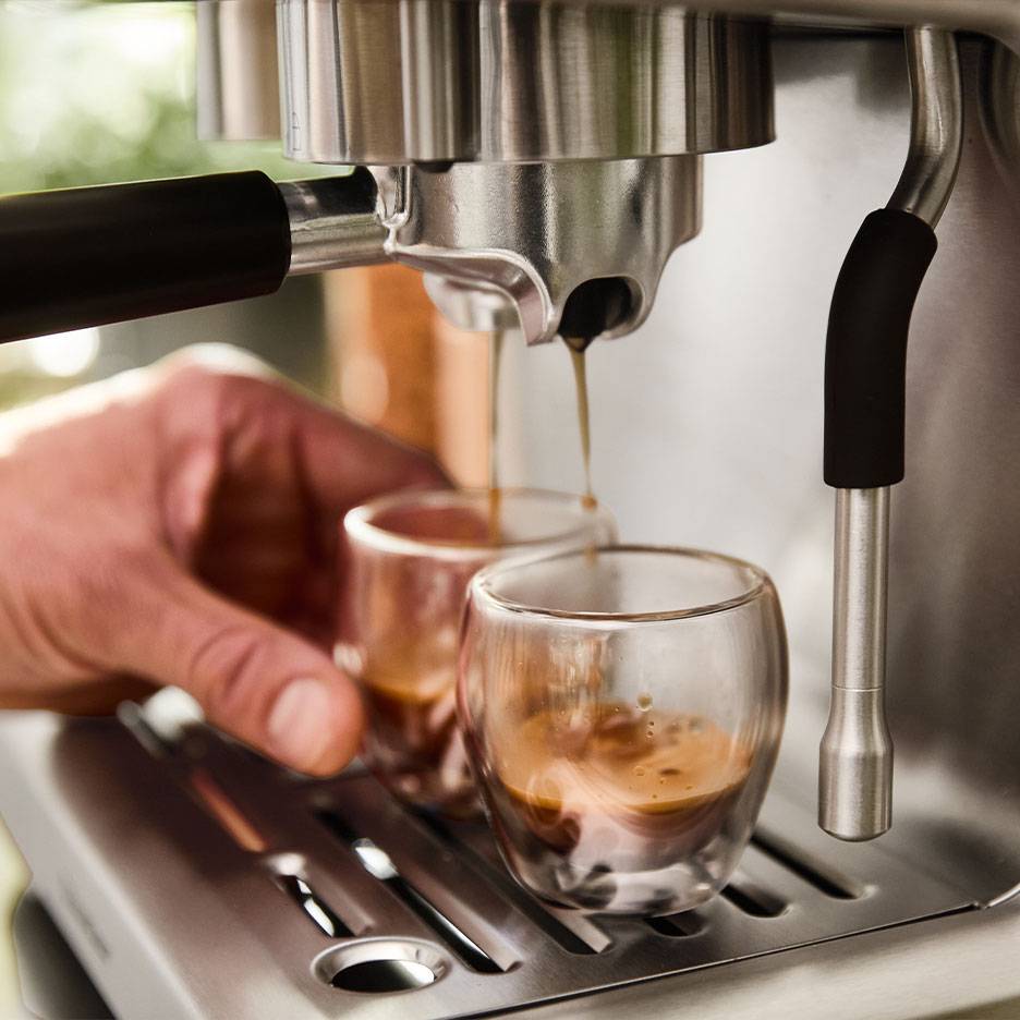 Machine à expresso préparant deux tasses d'expresso.
