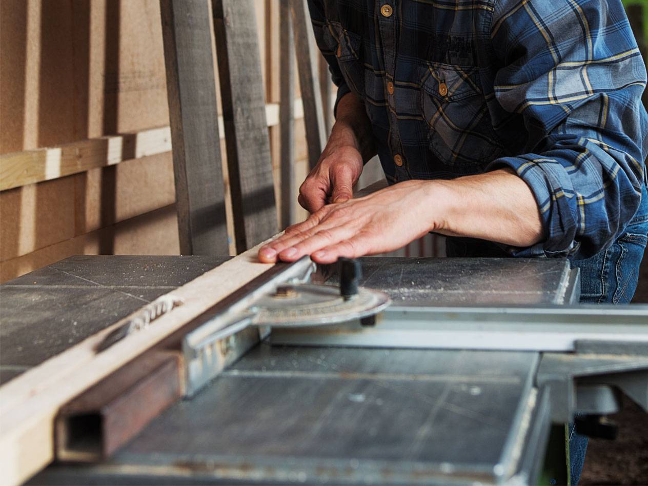 Travail du bois avec une scie à table.