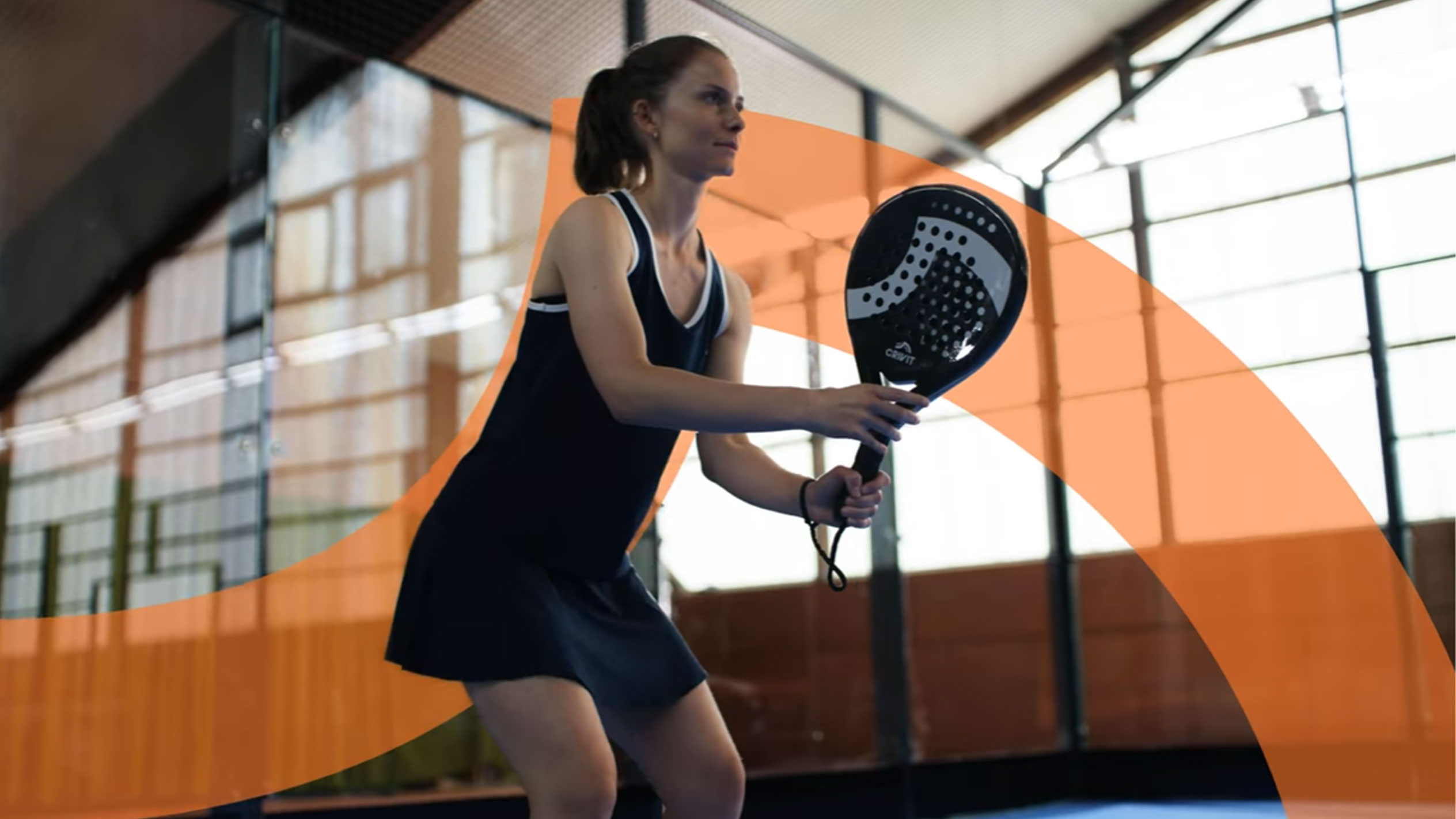 Femme jouant au padel avec une raquette de padel Crivit.