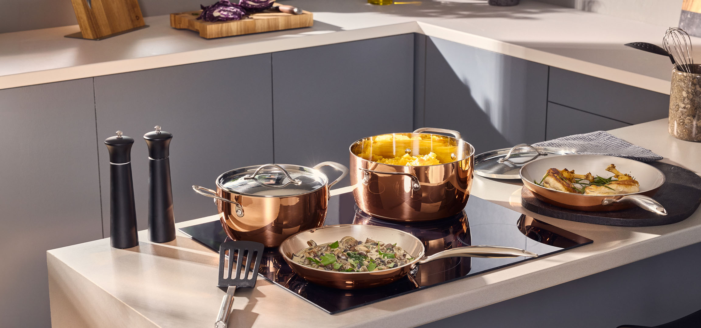 Généré par IA: Casseroles et poêles couleur cuivre avec de la nourriture sur une plaque à induction.