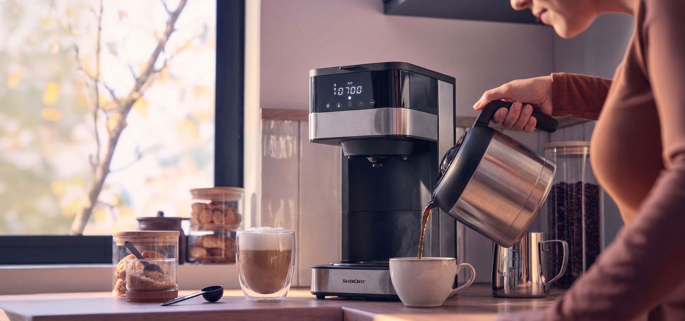 Généré par IA: Machine à café versant du café dans une tasse, avec une fenêtre lumineuse en arrière-plan.