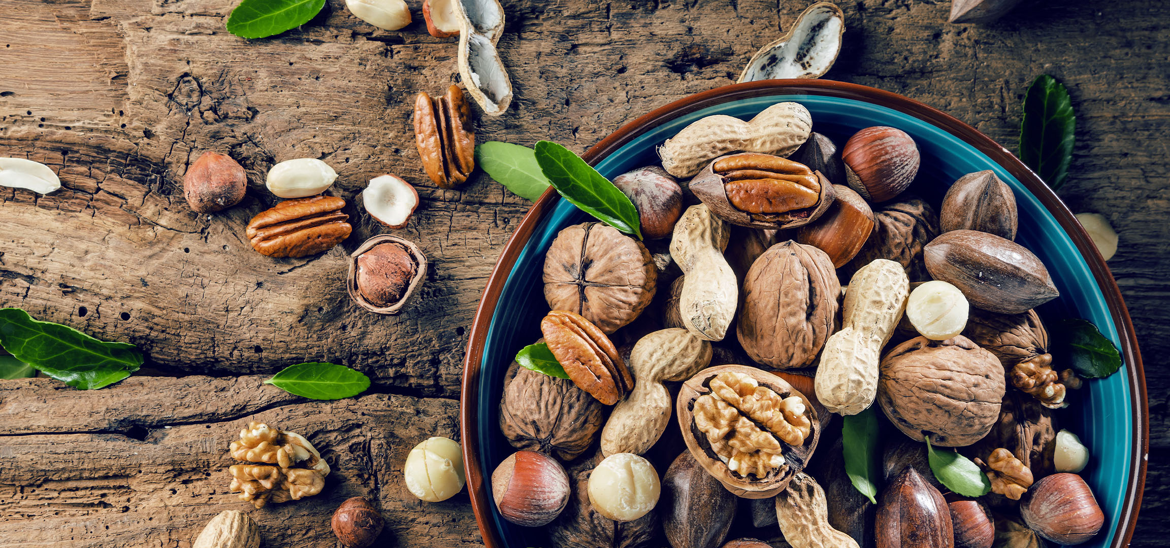 Généré par IA: Mélange de noix et fruits secs dans un bol sur une table en bois rustique.