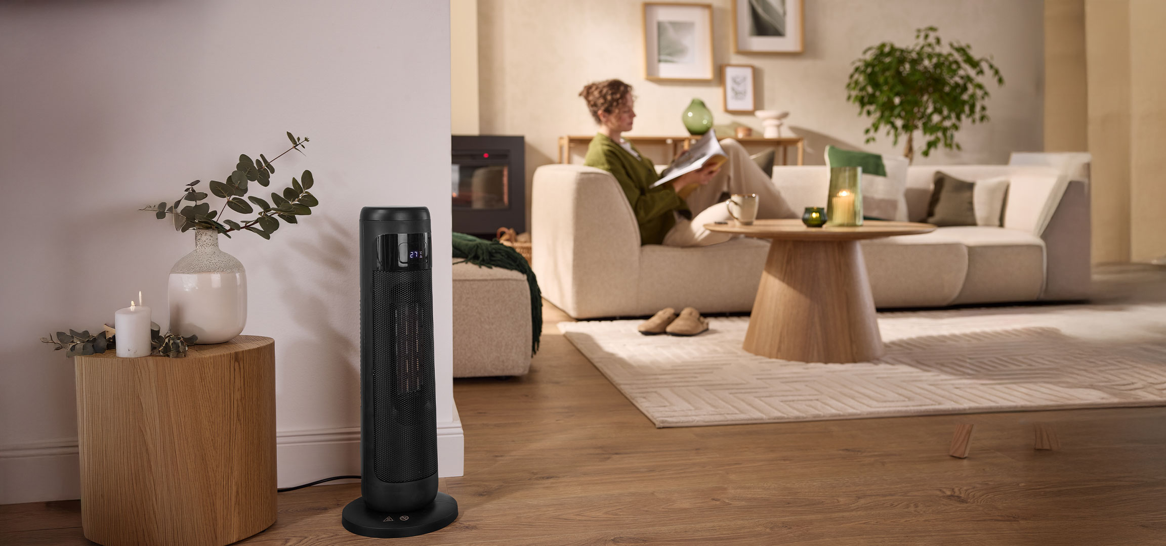 Généré par IA: Un radiateur soufflant colonne noir moderne dans un salon chaleureux avec une personne sur le canapé.