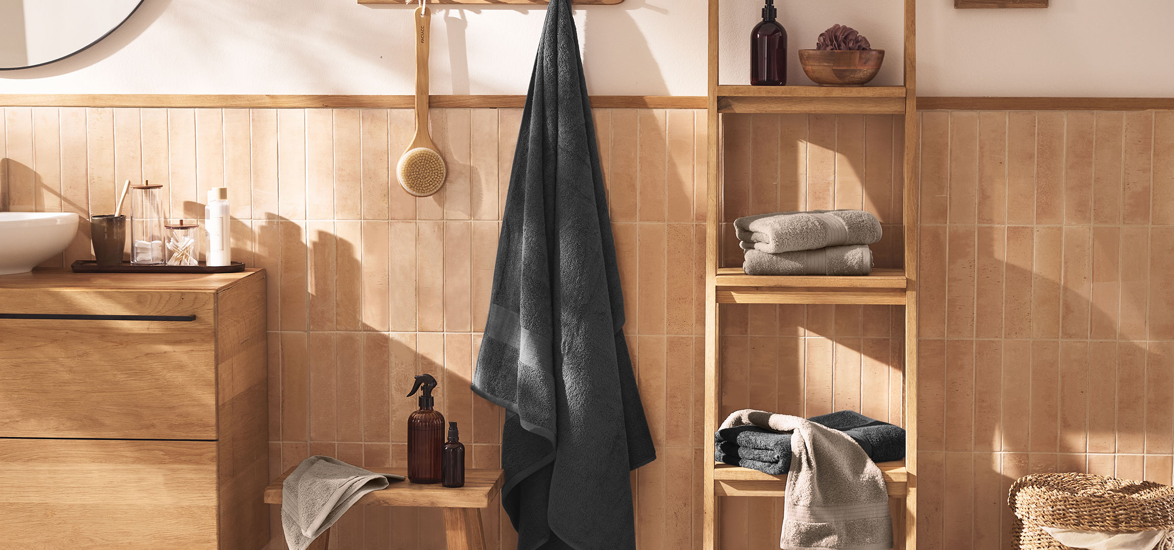 Généré par IA: Salle de bain moderne avec lavabo, meuble en bois, serviettes et accessoires.
