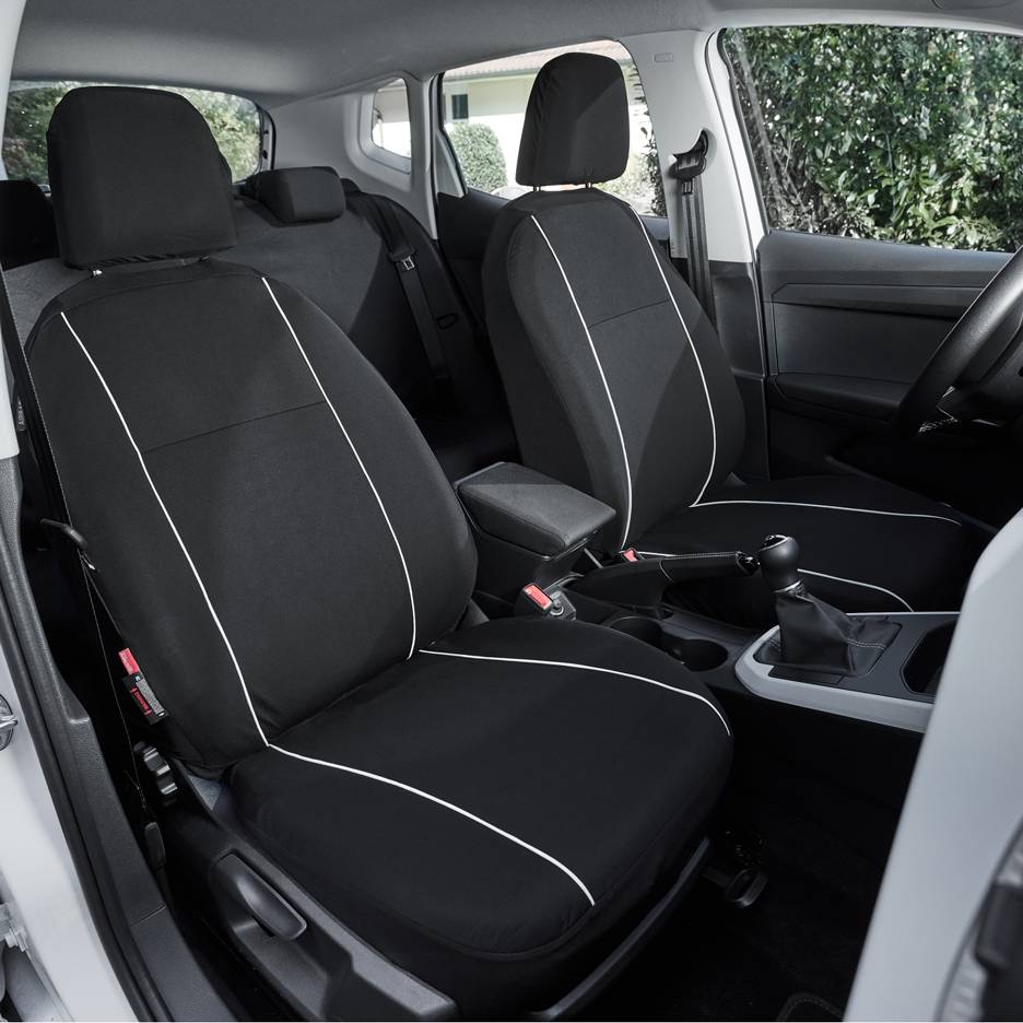 Housses de siège de voiture noires avec des détails blancs à l'intérieur d'un véhicule.
