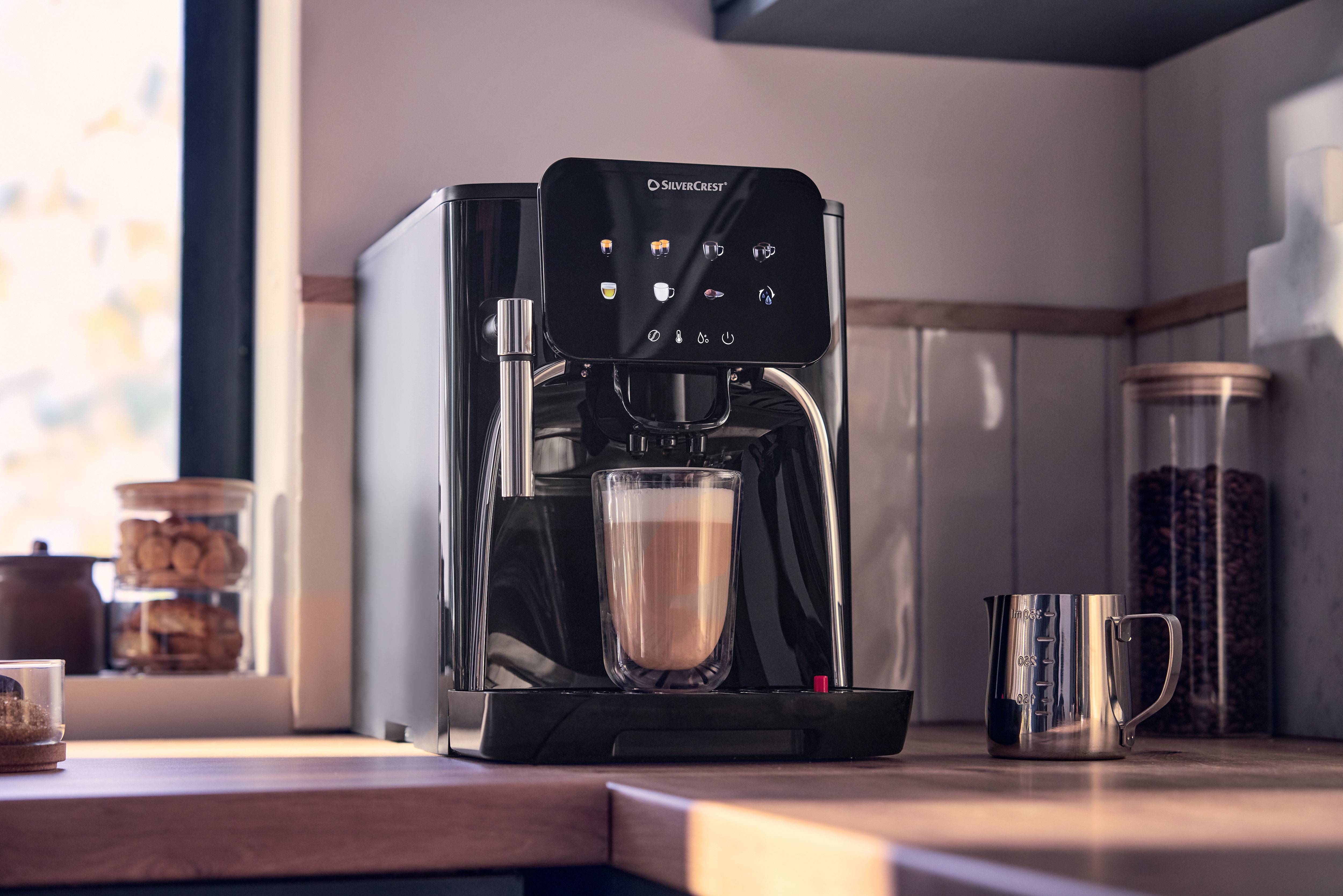 Machine à café avec écran tactile préparant un latte dans un verre, sur un comptoir en bois.
